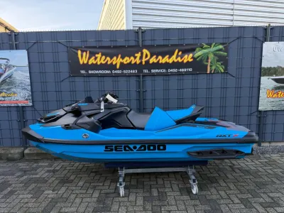 blauwe waterscooter op standaard voor hek
