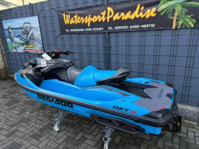 blauwe waterscooter op stenen ondergrond