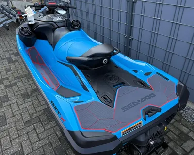 blauwe waterscooter op bestrating bij metalen hek