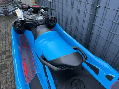 blauwe waterscooter in buitenopstelling