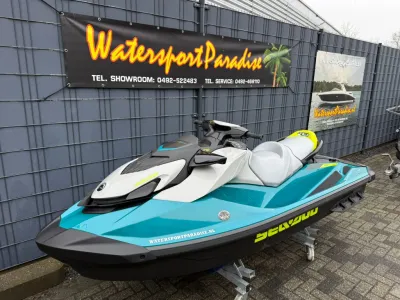 turquoise waterscooter op aanhanger bij showroom