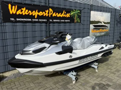 grijze waterscooter op trailer bij showroom