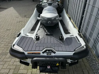 achterkant waterscooter op verharding