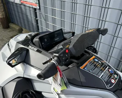 bedieningspaneel en stuur van waterscooter