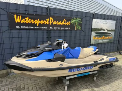 Waterscooter bij showroom met banners