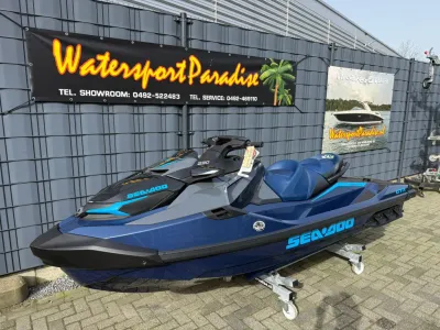 blauwe waterscooter bij showroom