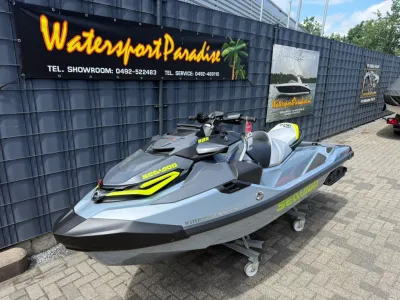 waterscooter buiten bij showroom