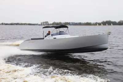grijze motorboot varend op open water
