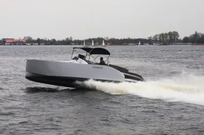 motorboot op open water