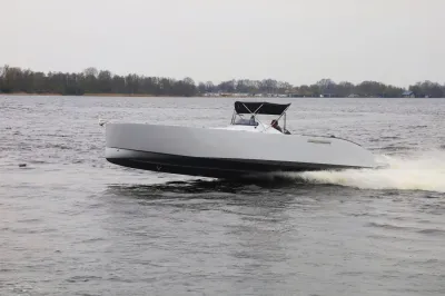 grijze speedboot op open water