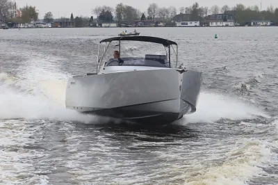 Vooraanzicht van boot op open water