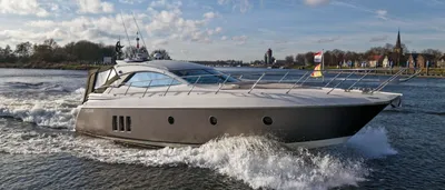 motorjacht varend op open water