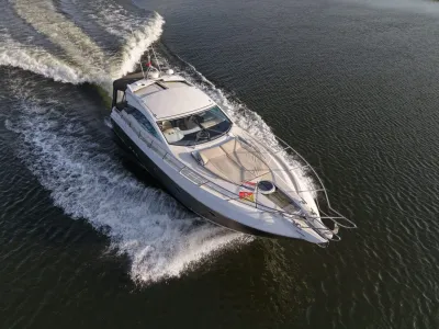 sportcruiser varend op open water