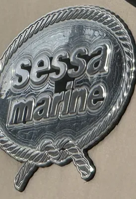 glanzend metalen embleem op rompvlak