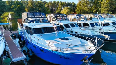 motorjacht afgemeerd in jachthaven