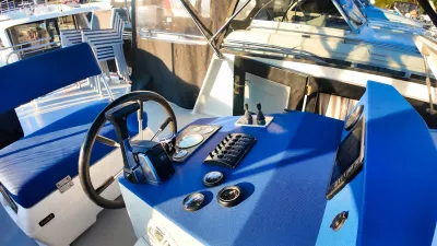 bedieningsconsole en stuurstand jacht