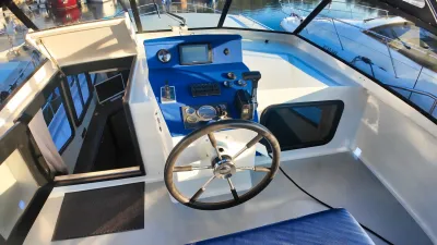 stuurstand en dashboard van motorjacht