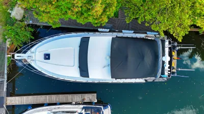 motorjacht bovenaanzicht in haven