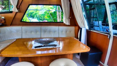 interieur met tafel en zithoek op jacht