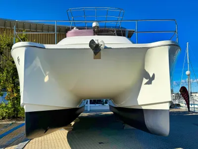 motorcatamaran vooraan op helling