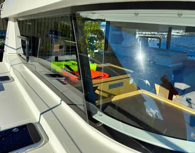 dek en voorruit van motorcatamaran