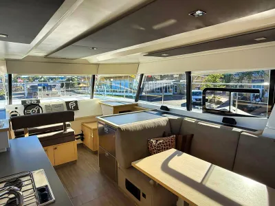 interieur motorcatamaran salon met zitgroep