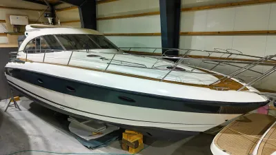 motorjacht in binnenopslag