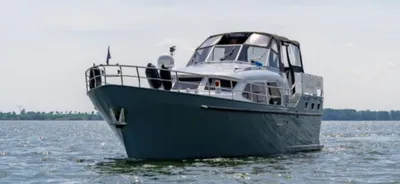 motorjacht vooraanzicht op open water