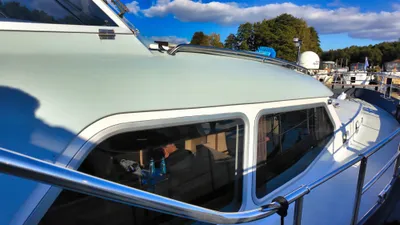 voorkant van motorjacht aan steiger