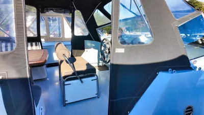 cockpit van jacht met stuur en zitplaatsen