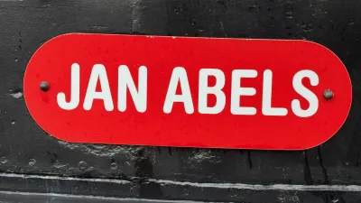 rood naamplaatje op zwarte romp