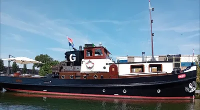 klassieke sleper afgemeerd in de haven