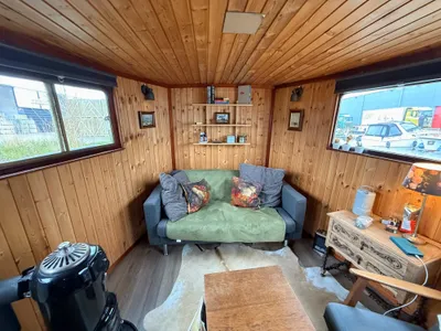 Interieur met bank en houten wandbekleding