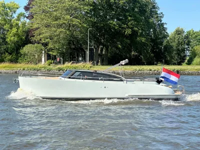 motorjacht op water met Nederlandse vlag