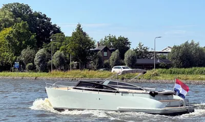 motorboot op rivier met huis op oever