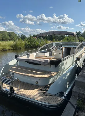 motorboot afgemeerd bij houten steiger
