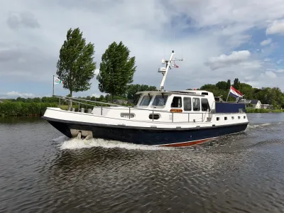 motorvlet varend op kanaal
