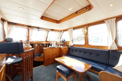 salon interieur met zitbank en stuurstand