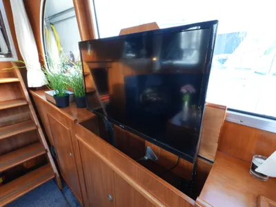 interieur met televisie en houten kast