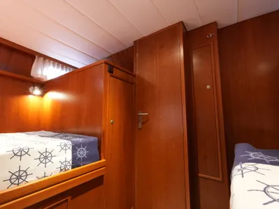 slaapcabine met houten betimmering