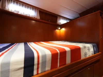 kajuitbed met gestreept dekbedovertrek