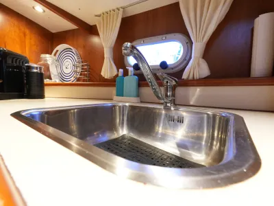 kombuis met spoelbak, kraan en patrijspoort