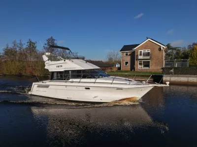 witte flybridge cruiser varend op kanaal