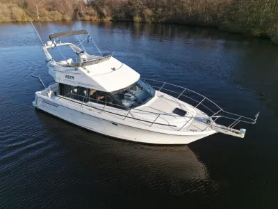 witte flybridge cruiser op stil water