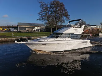 flybridge motorboot varend op kanaal