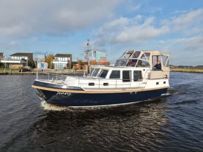 motorjacht op kanaal bij woonhuizen