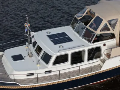 gedeelte van motorjacht op het water