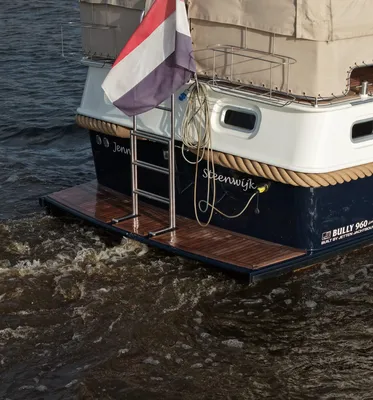 achterzijde jacht met zwemtrap en platform