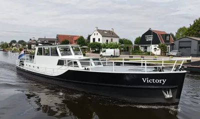 grote stalen patrouilleboot op kanaal bij kade