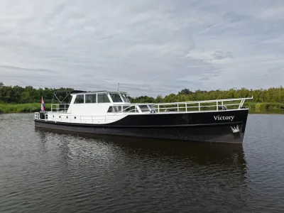 stalen motorjacht op rustig water